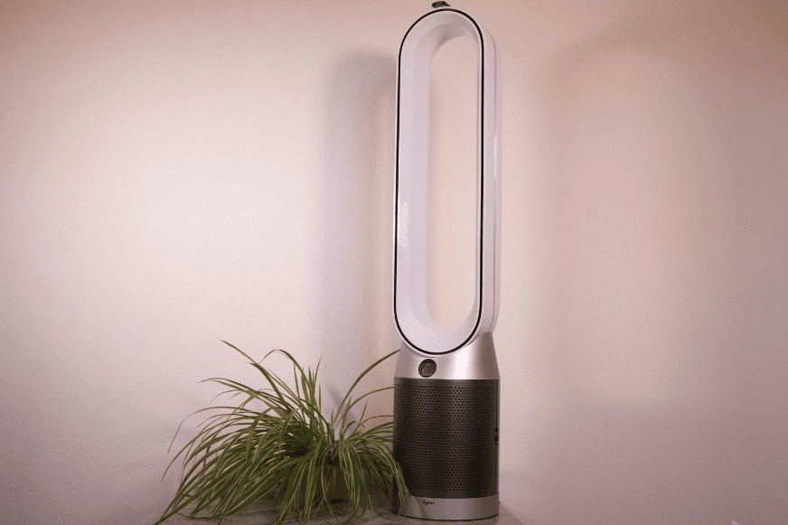 Der Dyson Purifier Cool Autoreact TP7A steht auf einem Tisch neben einer Pflanze